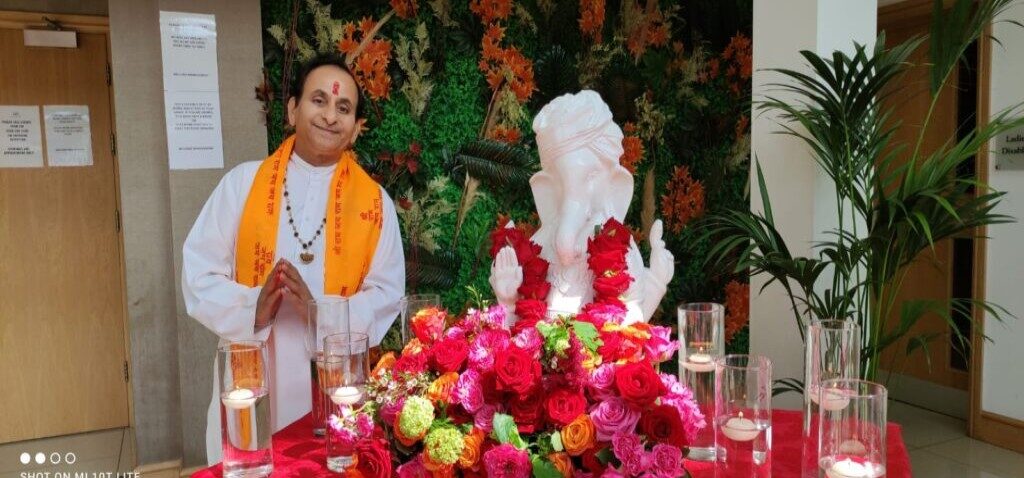 14 Hindu wedding priest hindu priest wedding priest www.hindupriestketuljoshi.co_.uk_ 1024x460 2 e1755324241807